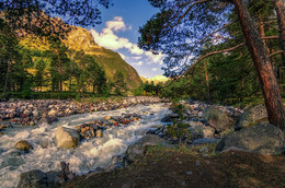 Утро у горной реки / Речка, берущая начало из водопада Азау, стремительно течет вниз по Баксанскому ущелью. Терскол, Приэльбрусье.
http://www.youtube.com/watch?v=xED829YaqOY