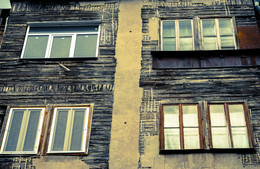 окна... / в старом городе...