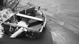 Лодка,вода,снег,лёд. / ...