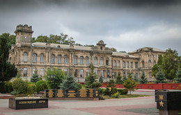 Гимназия №2 им.В.Г.Короленко. / В 1837 году девичий институт посетил император России Николай 1 и посоветовал основать в Керчи женскую гимназию.
В 1881 году городские власти решили разрешить строительство нового здания для женской гимназии на улице Театральной.
В 1883 году был заложен первый камень, свидетельствующий о начале строительства гимназии.