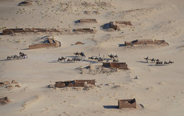 В заброшенном городе / Сахара.Пустыня занимает поселения тунисцев ......