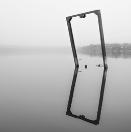 Окно / Остатки старого моста