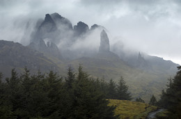 Старик из Сторра в непогоду / Old Man of Storr - скалы на острове Скай, Шотландия. Серия &quot;В стране кельтов&quot;