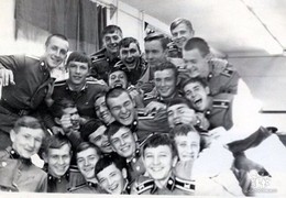 Исключение из правил / Куча-мала. Во время самоподготовки фотографировали одного курсанта, но подошёл ещё один, потом ещё и потом как снежный ком и в результате получилась вот такая &quot;куча-мала&quot; !.. А какие веселые и жизнерадостные лица получились у этой &quot;Куча-мала&quot; !!!...