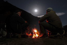 Вечером у костра / На берегу Кекемерена, Киргизия.