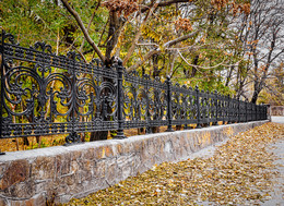 Ограда городского парка / Таганрог, городской парк, осень