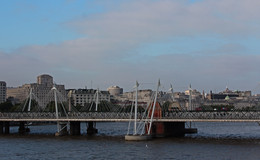Вдоль и поперёк / Мост Ватерлоо (англ. Waterloo Bridge) — арочный мост через Темзу в Лондоне, соединяющий Вестминстер и Ламбет.
Современный мост был открыт в 1945 году на месте построенного в 1817 году одноимённого моста, названного в честь победы в Битве при Ватерлоо.[img]http://rasfokus.ru/upload/comments/29eb89a4b8e220622455485831088dc9.jpg[/img]Небоскреб с красивым названием «Осколок» (The Shard London Bridge) - самое высокое здание в Лондоне. Он был построен в 2012 году на месте офисного центра «Southwark Towers», снесенного в 2008 г.[img]http://rasfokus.ru/upload/comments/97de8600be4ac90567fdc2538aefd80e.jpg[/img]Пагода в Вестминстере,одном из самых старых культурных садов в Великобритании.