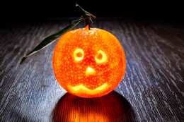 Заводной апельсин / Прощай, хэллоуин!!! Без фотошопа - и правда светящийся мандарин.
