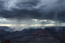 У природы нет плохой погоды / Grand Canyon
Ни одно описание не может по-настоящему подготовить человека к масштабу и величию этого огромного ущелья, уходящего вдаль, насколько может видеть глаз, грандиозным комплексом каньонов, водопадов, пещер, башен, уступов и оврагов. Кажется, что Гранд-Каньон всегда выглядит по-новому, а солнце и тени от пробегающих облаков заставляют скалы постоянно менять оттенки цветов в изысканной гамме от черного и пурпурно-коричневого до бледно-розового и голубовато-серого