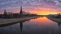 утро у стен Кремля / весной