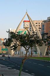 Линии судьбы / The Clock Tower символизирует единство эмиратов и является одним из архитектурных символов Дубая. Говорят что часы подарила королева Елизавета шейху Рашиду ( он был тогда Дубайским шейхом ) после того как он опоздал на &quot;аудиенцию монаршей особы &quot; арабы обычно никуда не торопятся время для них течет подругому ))[img]http://rasfokus.ru/upload/comments/0eb0886ff2932df72abe5bf779a19c03.jpg[/img]Пути судьбы неисповедимы