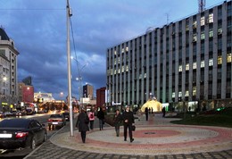 Город,осень,вечер,фонтан / Октябрь в Сибири уже приближение поздней осени, но именно в этом месяце был открыт сквер и фонтан на улице Орджоникидзе по случаю юбилея Новосибирской области.