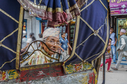 &nbsp; / велорикша в окне своей велоколяски в Катманду