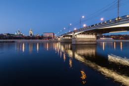 Новоспасский мост / Новоспасский мост, расположенный в центральной части Москвы, соединяет район Павелецкого вокзала с площадью Крестьянская застава. Это трёхпролётный балочный мост, который является одним из старейших мостов через Москву-реку. В основе ныне существующей стальной конструкции - опоры сооруженного в 1911 году арочного Новоспасского моста.

В 1937 году была проведена серьезная реконструкция моста, поскольку на тот момент остро ощущалась необходимость увеличения судоходной части. Тогда же было обустроено двухуровневое пересечение проезжей части моста и расположенных по обеим его сторонам набережных. По проекту инженеров Ю.Ф. Вернера, Н.Б. Соколова и Ю.Н. Яковлева почти на три метра была увеличена высота опорных конструкций, появились и лестничные сходы, а протяженность моста после реконструкции превысила 500 метров. В 2000 году он был перестроен.