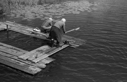 Под стенами монастыря, на берегу Белого озера... / Стирка методом колочения колотушкой, называемой "валёк". 1975г.

Тишина золотовейная в осеннем саду
Только слышно как колотят бельё на пруду
Да как падает где-то яблоко звуком тугим
Да как шепчется чьё-то сердце тихо с сердцем моим.

Поликсена Соловьёва