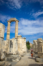 Маленький человек / Храм Аполлона в Дидиме, Турция. Август 2015 года.