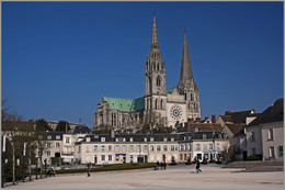 Нотр-Дам де Шартр / Шартрский собор (фр. Cathédrale Notre-Dame de Chartres) - первый собор в мире, при строительстве которого были использованы инженерные приемы, давшие начало новому архитектурному стилю - готике. Собор, построенный в 1194-1220 годах, включает в себя элементы более древнего романского храма, частично уничтоженного пожаром.