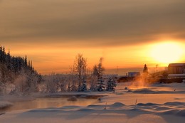 Вечерние зарисовки / На еловых лапах снег иль иней, солнце растопило в лужах лёд, небо красит краской тёмно-синей