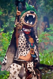 Все дело в шляпе / Индеец майя во время религиозного обряда, посвящённого Богу Кукурузы.