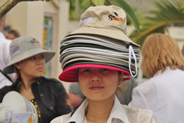 Все дело в шляпе / Продавец шляп из Вьетнама