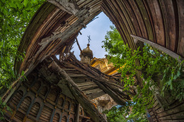 Деревянные церкви Руси, перекошены древние стены... / Разрушающийся храм в селе Большое Никольское