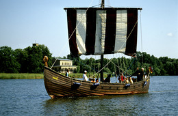 &nbsp; / Das Wikingerschiff &quot;Kari&quot; war viele Jahre als Fähre zwischen Potsdam (Schwanenallee) und Sacrow (Heilandskirche) sowie als Chartrboot zwischen Berlin und Potsdam unterwegs.