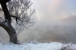 Рассвет,туман,иней / Морозным утром на незамерзающей реке...