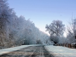 Заметает дорогу / Морозит, иней укутал все деревья серебром, дорогу переметает снегом, в деревне начинается метель.