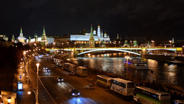 Ночная Москва / Вид на Кремль с моста через Москва реки возле храма Христа Спасителя..