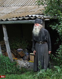 Из серии &quot;Монах-отшельник инок Иоанн&quot; / Монаху 78 лет. Он уроженец Астраханской области. В миру его звали Виталий. В убогой келье ,рядом с монастырём, он проживает более трёх лет. Ведёт аскетический образ жизни. Практически всё время проводит в молитвах, что бы приблизиться мысленно к Богу. Монах-отшельник Иоанн любезно согласился показать свою келью и сделать репортажную съёмку своего быта.