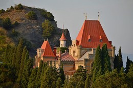 Пейзаж с замком / Сказочный дворец построила княгиня Гагарина в память о своем погибшем муже, как напоминание о красивой и грустной любви, вспыхнувшей в сердце седого русского генерала в ответ на чистое чувство юной грузинской княжны.
Всего три года Тассо, красавица из древнего рода Орбелиани, была женой князя Александра Гагарина, бывшего адъютанта графа Воронцова, генерал-губернатора Кутаиси. В Грузии, где они проживали, царили неспокойные времена, и Александр был застрелен сванетским князем.
В 1902 году, когда ей исполнилось 70 лет, княгиня приступила к воплощению в граните мечты Александра - построить готический замок-дворец. Проектом занимался известный ялтинский архитектор Николай Краснов, и в 1907 году строительство было закончено. В тот же год княгиня Гагарина умерла, сразу после завершения строительства. Но ходят слухи, что ее призрак не покинул дворец. http://allcastle.info/europe/ukraine/013
