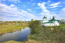 Суздаль / Входоиерусалимская церковь видна справа это её пять куполов возвышаются над рекой Каменкой. Церковь, которую мы видим сегодня была построена, на месте старой, деревянной в 1707 году. Суздаль