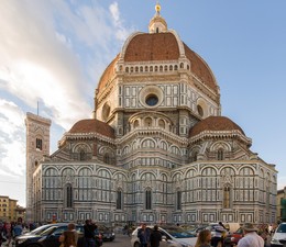 Florenz | Dom Santa Maria del Fiore / Der Dom, der von 1294-1436 in über 140 Jahren Bauzeit erstellt wurde, kann man sich wahrlich nur Vorstellen, wenn man den Bau vor Ort gesehen hat. Extrem viele aufwendige Details bis zu oberst in die Dachspitze. Der Dom wurde mit vier Architekten erstellt und das sieht man auch den Stilen an. Eindrücklich.

Mehr Fotos von Florenz unter:
http://photobaechler.ch/Staedte,%20Reisen,%20Ferien/Florenz/index
.html