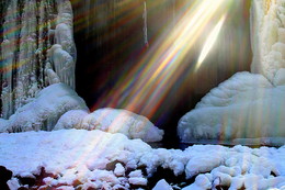 Крещенский день у водопада. / Радуга на водопаде, созданная лучами Солнца и мельчайшими капельками воды и тумана.