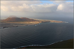 Острова в океане / Острова архипелага Чиньихо. Вид с мирадора дель Рио на острове Лансароте. Канары.