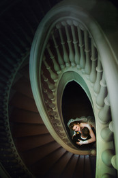 Лестница влюбленных / Жених и невеста обнимаются рядом с винтовой лестницей