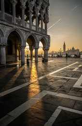 Город в рифме утреннего света / Утренняя Венеция.