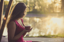 Рифма утреннего света / Раннее утро, на берегу озера в теплой одежде и с чашкой горячего чая.
