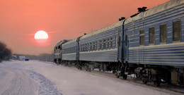 Тепловоз ТЭП70-0372 с поездом / Поезд Санкт-Петербург - Гродно на закате.