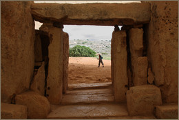 Портал / Нижний (южный) храм мегалитического комплекса Мнайдра (ок. 3000 г. до н.э.).