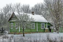 одинокий дом / На окраине села,
Где уходит в лес дорога,
Покосившийся слегка,
Старый дом стоит убого.
В этом доме, уж давно,
Не горит в углу лампада
И не светится окно,
Маяком средь снегопада.