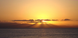 Негромко (вполголоса) солнце прощается до завтра... / Закат над Амурским заливом.