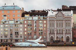 Хельсинки. Парковка перед домом / Яхта перед домом. Центр города Хельсинки.