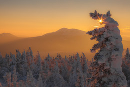 Теплые краски морозного заката / Метеостанция, гора Дальний Таганай, нац. парк Таганай. На кадре гора Круглица