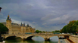 Консьержери́ (фр. La Conciergerie) / Консьержери́ (фр. La Conciergerie)— бывший королевский замок и тюрьма в самом центре Парижа в 1-м его округе, на западной оконечности острова Сите недалеко от собора Парижской Богоматери. Замок Консьержери является частью комплекса Дворца правосудия (фр. Palais de Justice), в котором до сих пор находятся муниципальные службы, суд, прокуратура. Этот комплекс занимает чуть ли не половину острова Сите. Сегодня дворец представляет собой разнородный архитектурный ансамбль с элементами, построенными с XIII по XX вв.