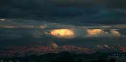 Вид из окна / Закат за моей спиной, над Иерусалимом, а окно на восток, первая гряда гор, до неё 12км, это Кумран, где рукописи, за ними внизу Мёртвое море, а дальше склоны Иорданского нагрья, до них 32-40км, а выше темнеет плоскогорье, там Амман, это уже под 100.