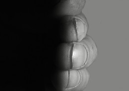 Тонкая линия, тонкая грань / не выпускать наружу