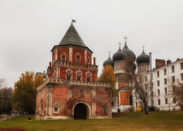 Мостовая башня и Покровский храм / На месте Покровского храма уже на рубеже XV–XVI веков стоял деревянный храм. Вероятно, он был сожжён во время нашествия крымского хана Девлет Гирея[3]. Новый деревянный трёхшатровый храм построил боярин Никита Иванович Романов в конце 1610-х — начале 1620-х гг[4].

Каменный Покровский храм строился для царской усадьбы Измайлово при царях Алексее Михайловиче и Фёдоре Алексеевиче. Освящён в 1679 патриархом Иоакимом в присутствии царя Фёдора.
