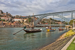 Porto / Мост короля Луиша Первого – одна из главных достопримечательностей города. Его высота – 172 метра. Мост двухуровневый. Нижний уровень предназначен для автомобильного транспорта, а верхний – для поездов метро. На обоих уровнях также оборудованы пешеходные дорожки или тротуары. Мост короля Луиша Первого соединяет берега реки Дору, на одном из которых находится город Порту, а на другом – его спутник Вила-Нова-ди-Гайя.