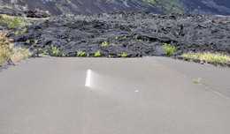 &nbsp; / Eine ehemalige Straße, die von einem Lavastrom &quot;gesperrt&quot; wurde auf Big Island, Hawaii